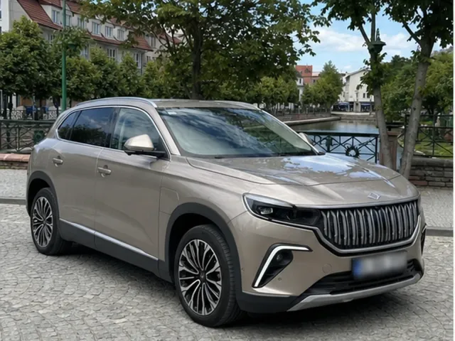 2024 Rivian R1S — three rows, all-electric