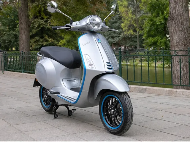 2022 electric scooter — silver, 1,900 miles
